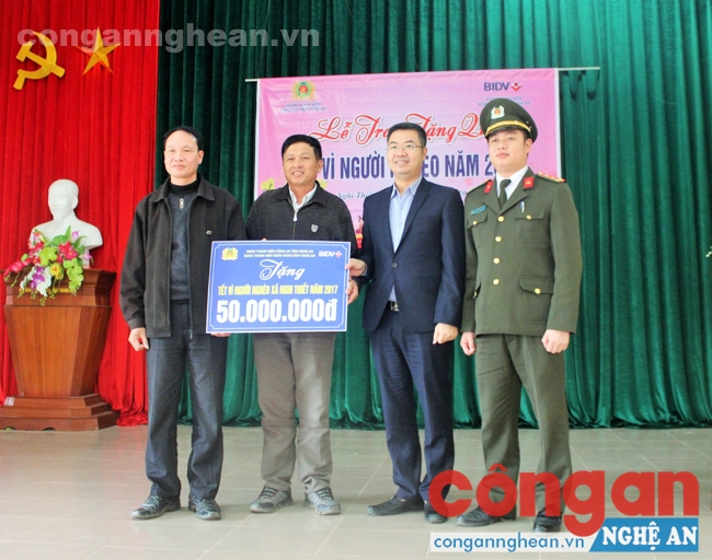 Đoàn thanh niên Công an tỉnh Nghệ An và Ngân hàng Đầu tư và phát triển Nghệ An tặng 50 triệu đồng cho gia đình khó khăn ở xã Nghi Thiết