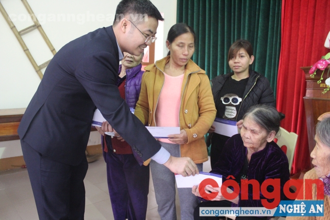 Đại diện Ngân hàng đầu tư và phát triển Nghệ An tặng quà cho bà con xã Nghi Thiết