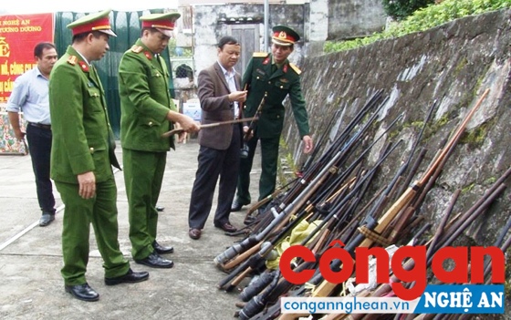Súng tự chế thu hồi được đưa về Công an huyện Tương Dương tiến hành tiêu hủy