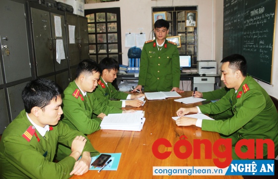 Đội Điều tra Tổng hợp triển khai kế hoạch đột nhập bắt quả tang các đối tượng đánh bạc