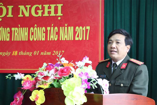 Đồng chí Đại tá Hồ Văn Tứ, Phó giám đốc Công an tỉnh phát biểu chỉ đạo tại hội nghị