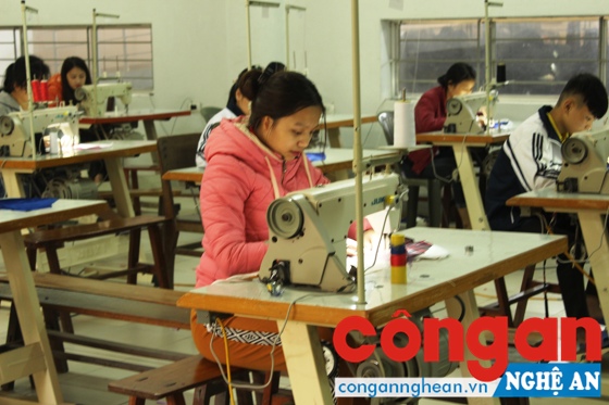 Minh Anh là một thợ may khéo léo nhất nhì ở trung tâm