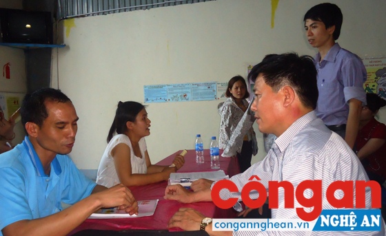 Đại diện Công ty TNHH Matrix Vinh đối thoại với công nhân để giải quyết tranh chấp