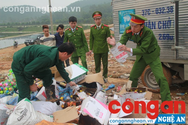 Lực lượng chức năng tiến hành tiêu hủy số thực phẩm thu giữ