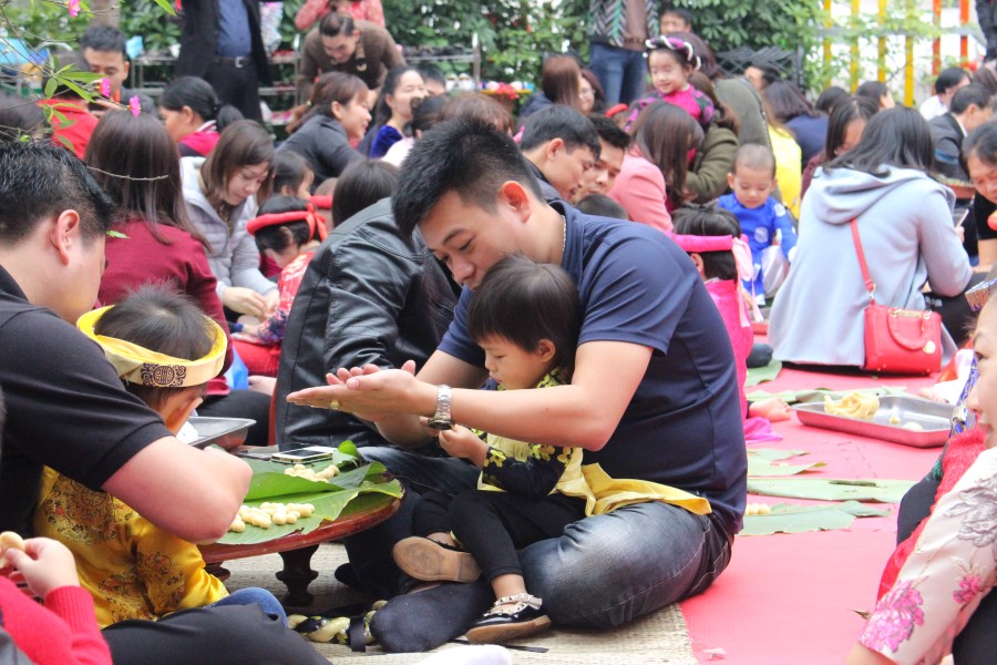 Bé nhỏ quá thì bố làm hộ