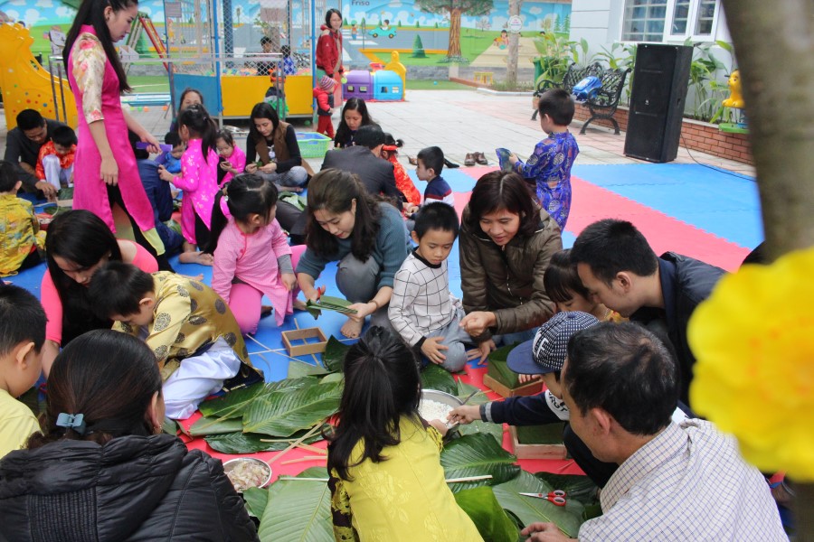 Các bé tham gia hào hứng