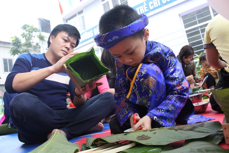 Bé trai lớp 5 tuổi rất khéo tay cùng bố gói bánh