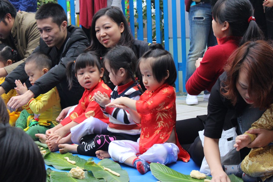 Các bé 2 và 3 tuổi thì tham gia làm bánh cà