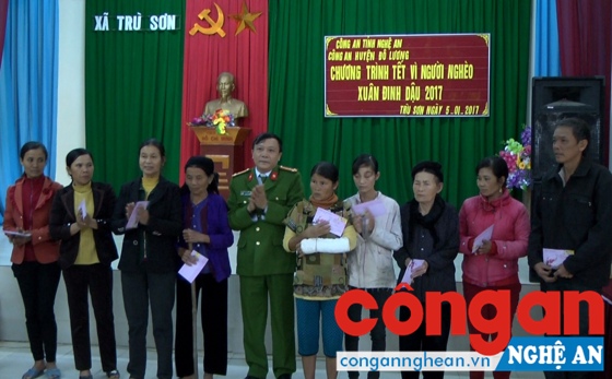 Lãnh đạo Công an huyện Đô Lương trao quà Tết vì người nghèo 2017 cho các hộ có hoàn cảnh đặc biệt khó khăn tại xã Trù Sơn