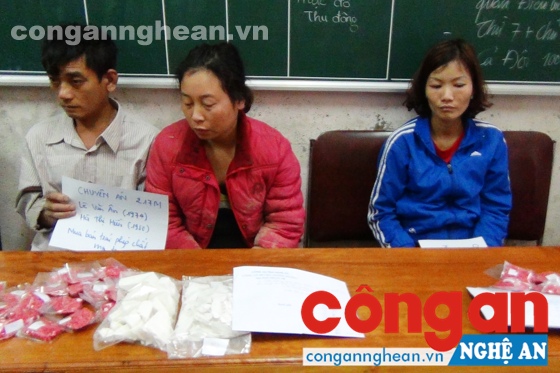 Các đối tượng mua bán ma túy bị Công an huyện Tương Dương bắt giữ cùng tang vật
