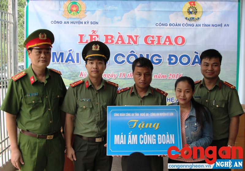 Công đoàn Công an tỉnh bàn giao “Mái ấm công đoàn” cho đồng chí Lô Đức Cảnh, cán bộ Công an huyện Kỳ Sơn có hoàn cảnh khó khăn.