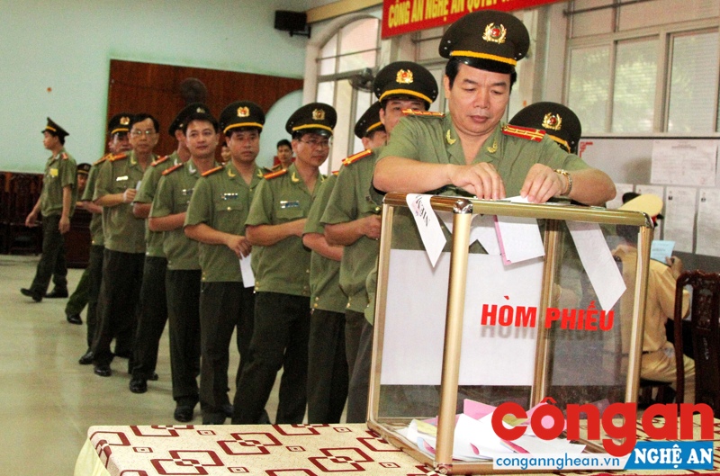 Cán bộ, chiến sỹ Công an Nghệ An bỏ phiếu bầu cử Đại biểu Quốc hội khóa XIV và HĐND các cấp nhiệm kỳ 2016 - 2021