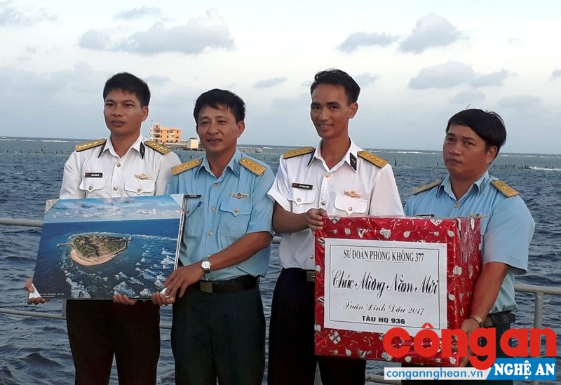 CBCS Trường Sa nhận quà chúc Tết sớm được gửi ra từ đất liền