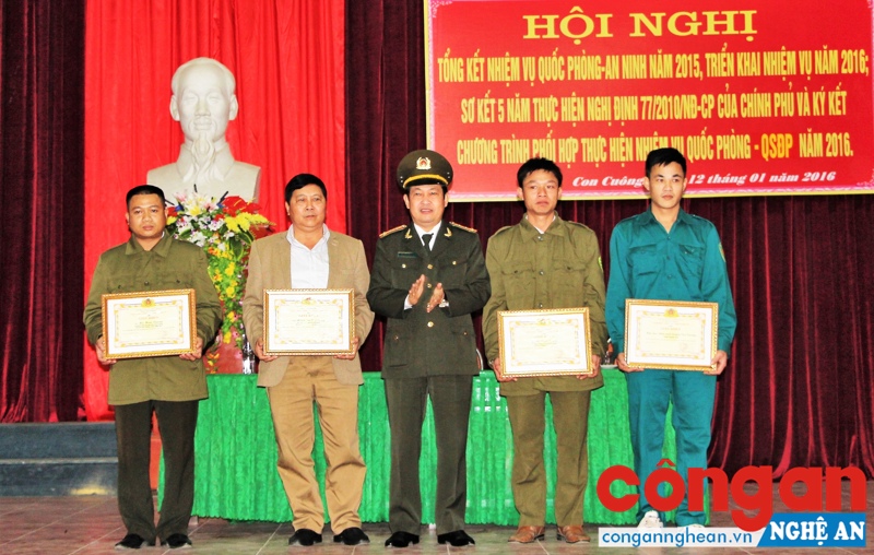 Đồng chí Đại tá Nguyễn Tiến Dần, Phó Giám đốc Công an tỉnh trao Giấy khen cho các cá nhân Công an xã, Dân quân tự vệ có thành tích xuất sắc trong công tác phòng, chống tội phạm