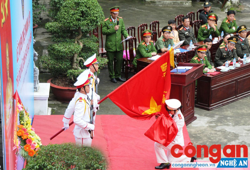 Công an Nghệ An là một trong những đơn vị đầu tiên thành lập Tiểu đội nữ Cảnh sát đặc nhiệm (Trong ảnh: Lễ tuyên thệ trong ngày thành lập Tiểu đội nữ Cảnh sát đặc nhiệm Công an Nghệ An)