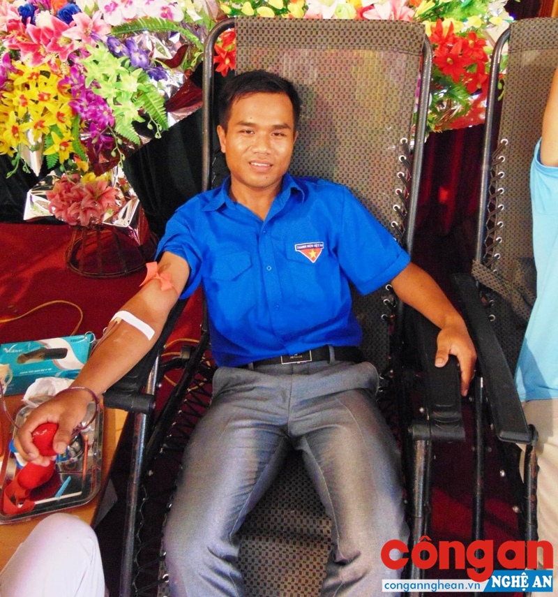 Đại biểu Quốc hội Mong Văn Tình trong một lần tham gia hiến máu tình nguyện
