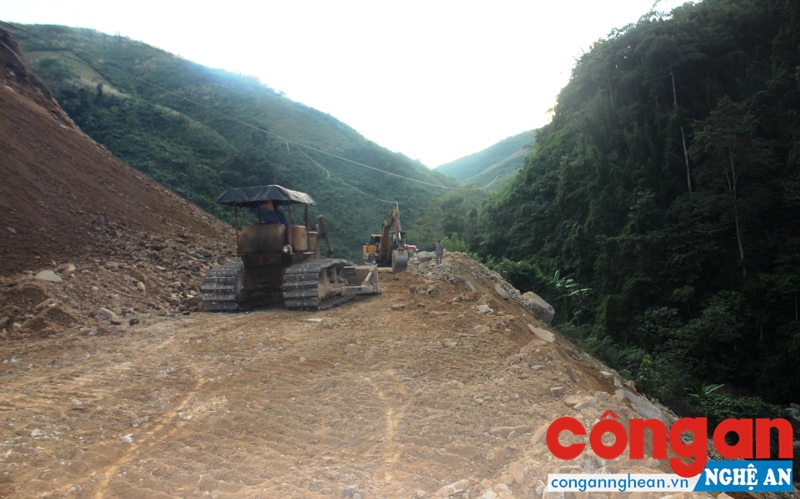  Đẩy nhanh tiến độ thi công, mở đường ở các huyện miền Tây Nghệ An đang được khẩn trương thực hiện
