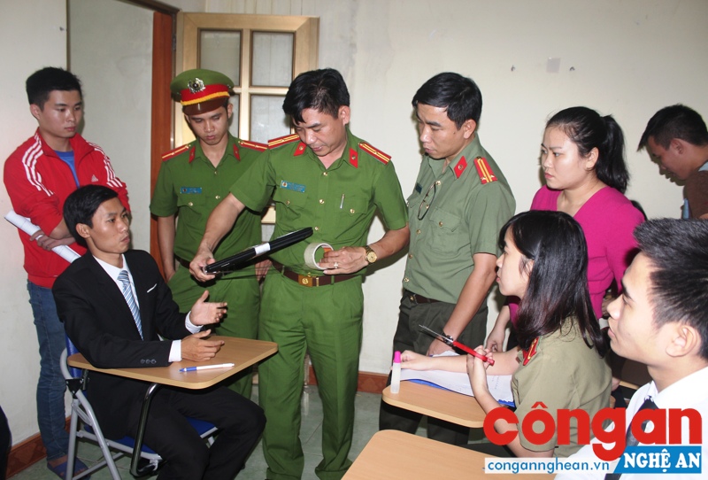 Lực lượng An ninh phối hợp với Công an phường Bến Thủy kiểm tra, xử lý một vụ việc vi phạm