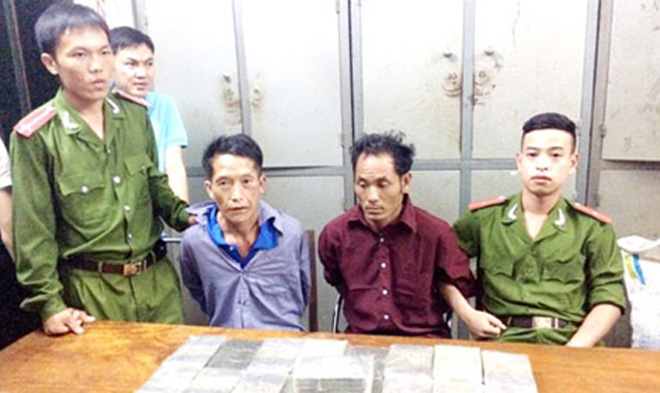 Già Rua Pủa, Chò Cha (từ trái qua) cùng 50 bánh heroin.
