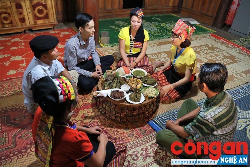 Nghi lễ đón khách du lịch của chủ nhà tại bản Khe Rạn
