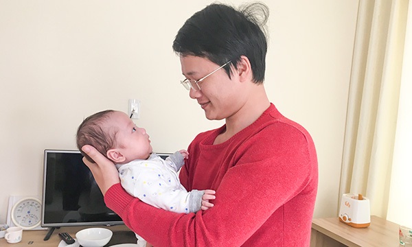 Bé Gấu khỏe mạnh, lớn lên trong sự chăm sóc và tình yêu vô bờ của cha.