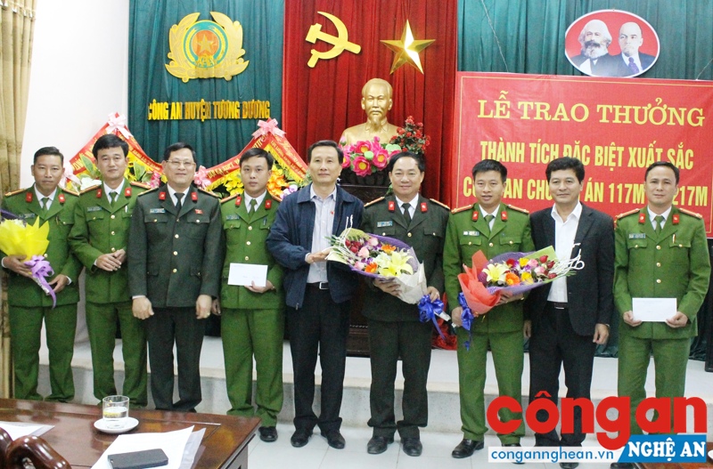 Lãnh đạo Tỉnh uỷ, Giám đốc Công an tỉnh và lãnh đạo Huyện uỷ Tương Dương chúc mừng Công an huyện phá thành công chuyên án ma túy có vũ khí “nóng”