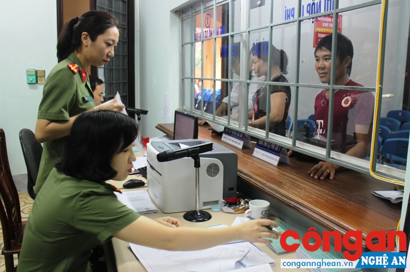Tiếp nhận hồ sơ đề nghị cấp hộ chiếu phổ thông