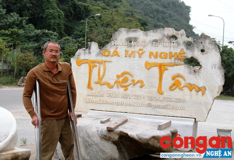 Anh Bằng với đôi nạng gỗ bên thương hiệu đá Thiện Tâm của mình