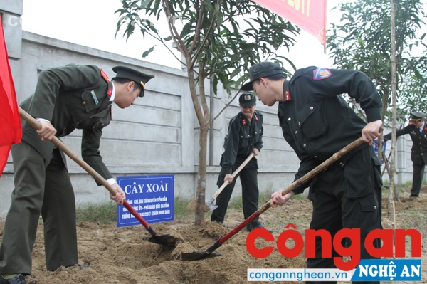 Đông đảo cán bộ, chiến sĩ Công an Nghệ An tham gia Tết trồng cây