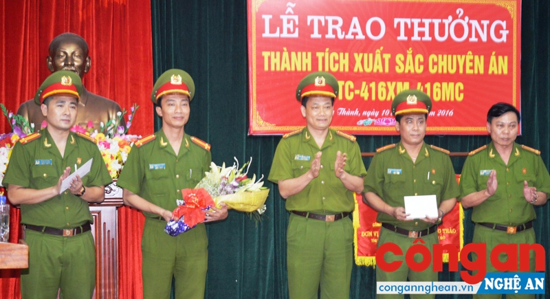 Đồng chí Đại tá Nguyễn Mạnh Hùng, Phó Giám đốc Công an tỉnh trao thưởng cho Ban chuyên án 416XM và 416MC