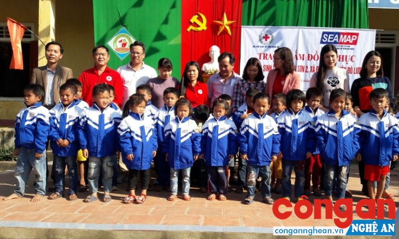  Trao quà cho học sinh Trường Tiểu học Đại Sơn 2