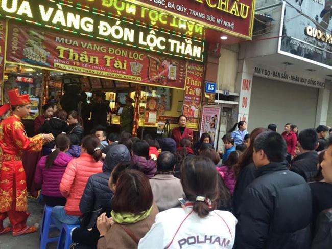 Vào ngày vía Thần Tài, người dân đổ đến các tiệm vàng để chờ mua vàng cầu may