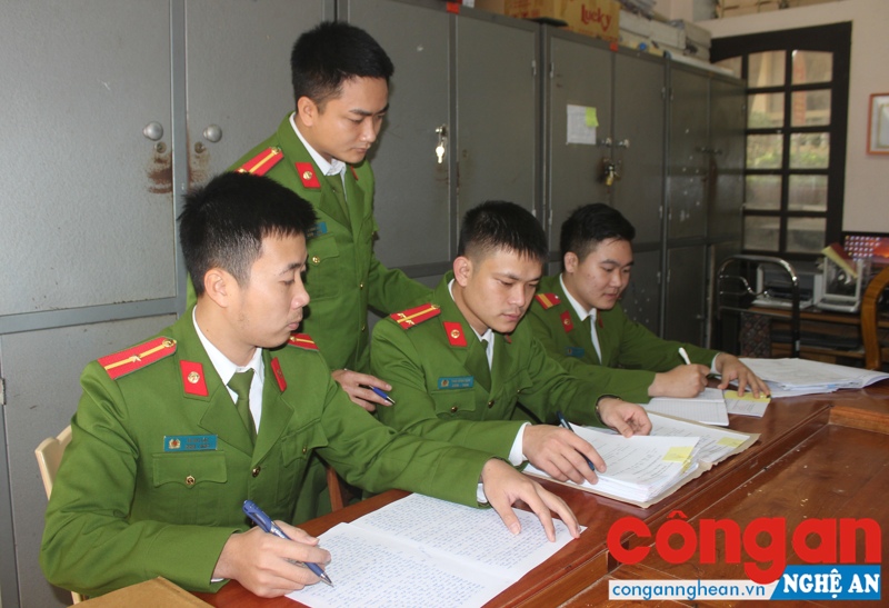 Các trinh sát, điều tra viên Công an huyện Tương Dương triển khai truy bắt đối tượng Kha Văn Thìn