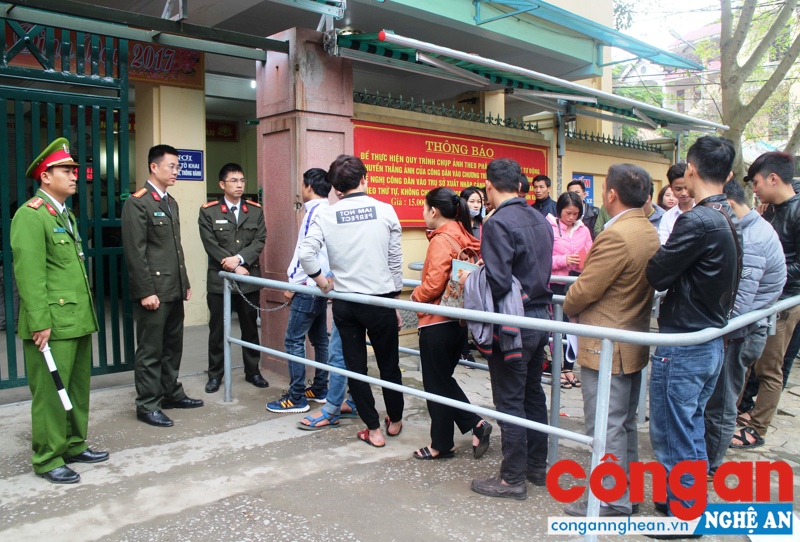Những ngày đầu năm, hàng nghìn người dân xếp hàng theo thứ tự trước cổng trụ sở Phòng Quản lý XNC để làm thủ tục cấp hộ chiếu, giấy thông hành