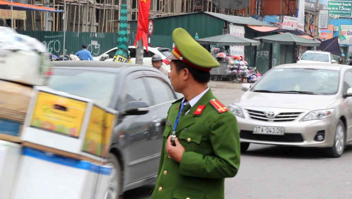 Cán bộ Công an Thành phố Vinh đảm bảo ANTT tại khu vực chợ Vinh