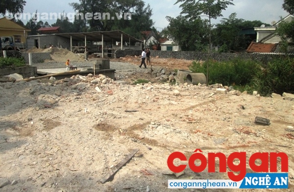 Ngôi nhà của ông Hùng bị ông Thắm dùng máy xúc san phẳng