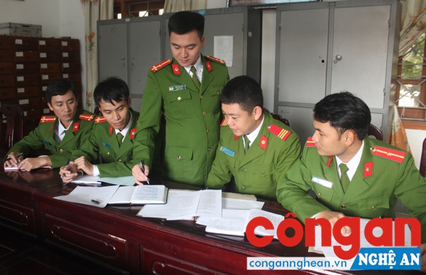 Thượng úy Ngô Anh Tuấn cùng các trinh sát, điều tra viên triển khai kế hoạch phá chuyên án ma túy