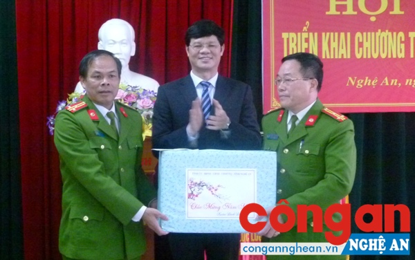 Với những thành tích đạt được trong dịp Tết, Phòng Cảnh sát ĐTTP về Ma tuý vinh dự được đồng chí Lê Xuân Đại, Uỷ viên BTV Tỉnh uỷ, Phó Chủ tịch Thường trực UBND tỉnh Nghệ An thăm và tặng quà