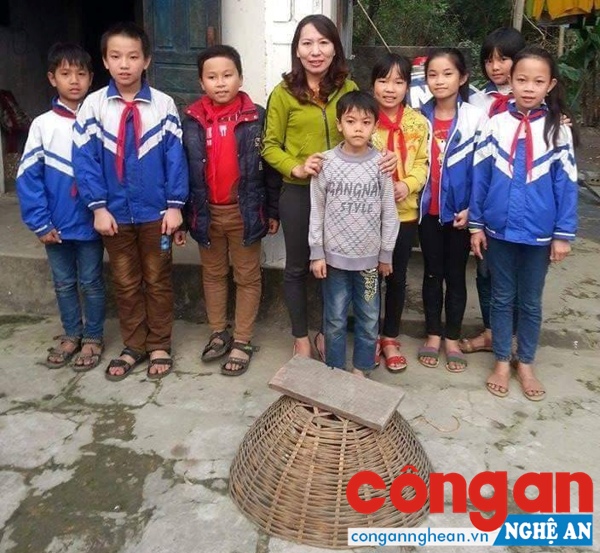  Cô giáo Tổng phụ trách đội và các em học sinh trao tặng “Đàn gà khăn quàng đỏ” cho học sinh nghèo có hoàn cảnh đặc biệt khó khăn