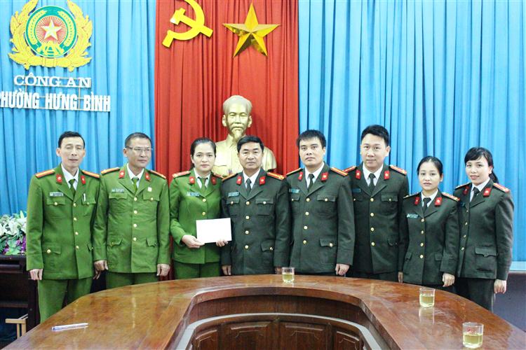  Lãnh đạo, Đoàn Thanh niên, Hội Phụ nữ và Công đoàn Báo Công an Nghệ An thăm hỏi, động viên CBCS có hoàn cảnh khó khăn
