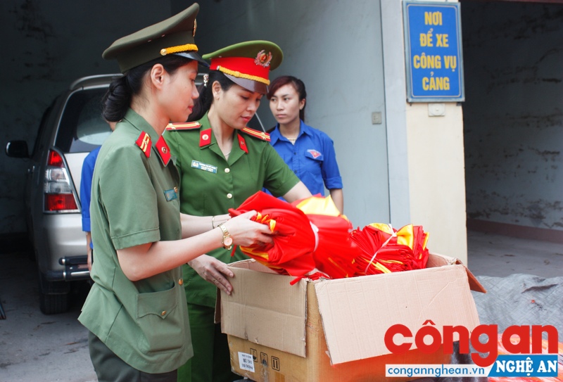 Công an Nghệ An thường xuyên quan tâm tới công tác bồi dưỡng, quy hoạch cán bộ nữ  (Trong ảnh: Hội Phụ nữ Công an tỉnh chuẩn bị trao tặng cờ Tổ quốc và phao cứu sinh cho bà con ngư dân TX Cửa Lò)