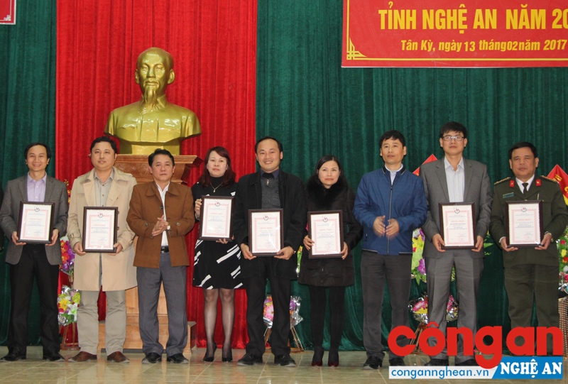 Trao thưởng cho các đơn vị có thành tích xuất sắc trong Hội báo Xuân Đinh Dậu