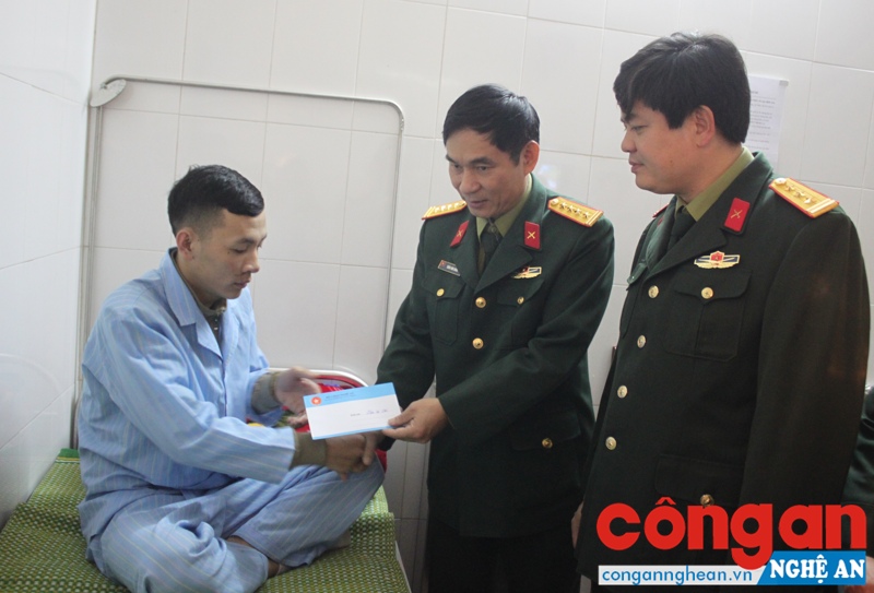 Lãnh đạo Tỉnh đội thăm hỏi, động viên cán bộ Công an bị thương trong khi làm nhiệm vụ