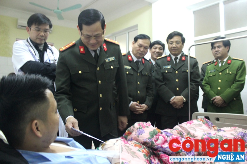 Các đồng chí lãnh đạo Công an tỉnh thăm hỏi, động viên cán bộ Công an bị thương trong khi làm nhiệm vụ