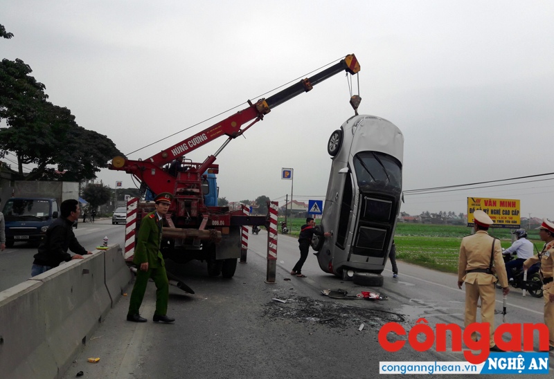  Cơ quan chức năng khắc phục hậu quả vụ tai nạn