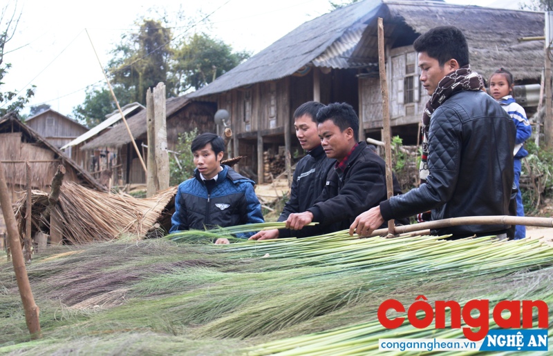 Thực hiện minh bạch, hiệu quả chính sách dân tộc góp phần giữ vững an ninh chính trị, phục vụ sự phát triển bền vững của tỉnh nhà (Trong ảnh: Thanh niên vùng dân tộc thiểu số học nghề làm chổi đót)