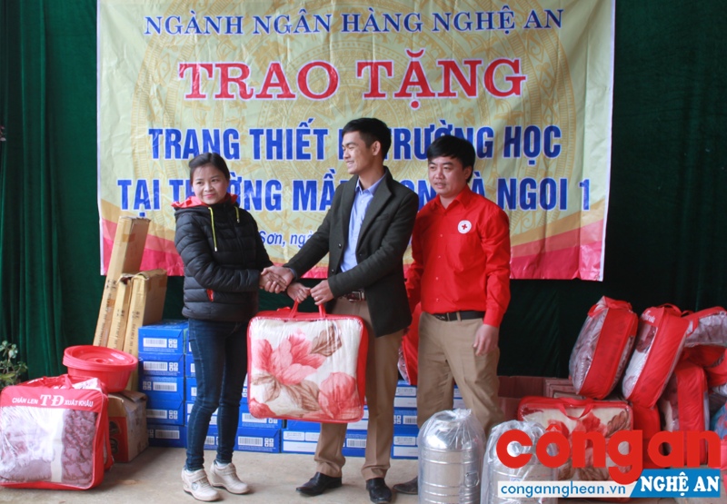 Đại diện Đoàn thanh niên Ngân hàng Nhà nước và Hội Chữ thập đỏ tỉnh tặng quà cho điểm trường Buộc Mú