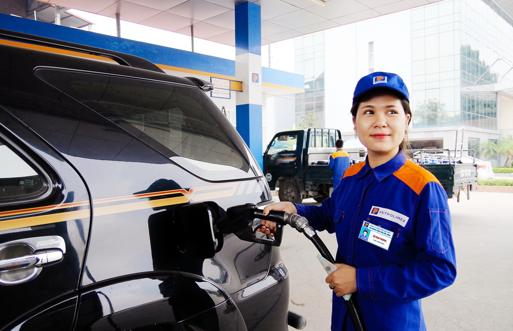 Mức giá trần mới đối với xăng RON 92 là 18.098 đồng/lít.