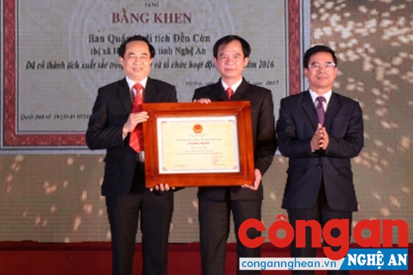 Đồng chí Nguyễn Hữu Lẫm, Ủy viên BTV Tỉnh ủy, Trưởng ban Tổ chức Tỉnh ủy trao Bằng công nhận lễ hội đền Cờn là di sản văn hóa phi vật thể cấp quốc gia - Ảnh: Nguyễn Vân
