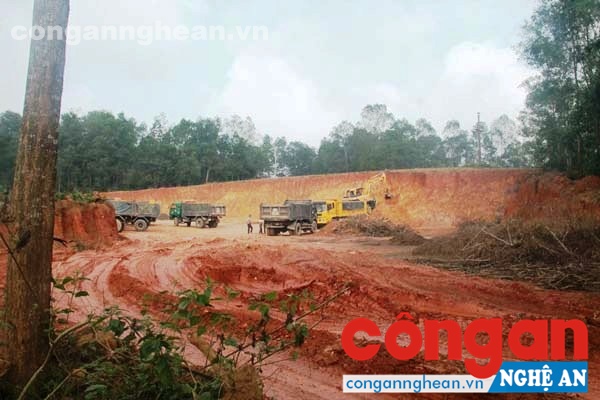 Khai thác đất trái phép trên địa bàn thị trấn Dùng, huyện Thanh Chương diễn ra ngang nhiên trong thời gian qua